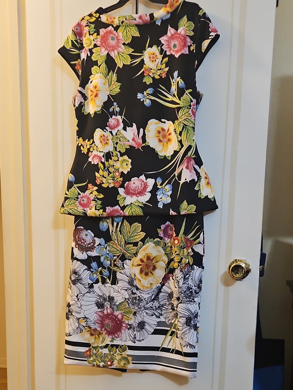 7th Avenue Reversible  Floral Two-Piece Set with Black Base, Sz Medium